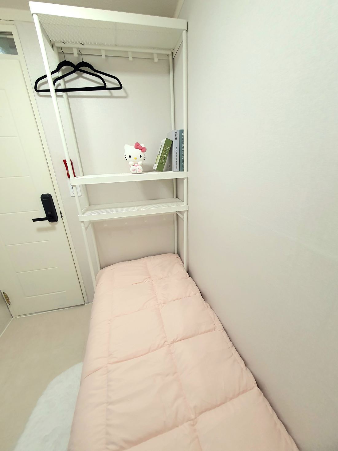 신대방 여성전용 고시원 버드나무하우스 분홍 침구와 행거가 있는 방