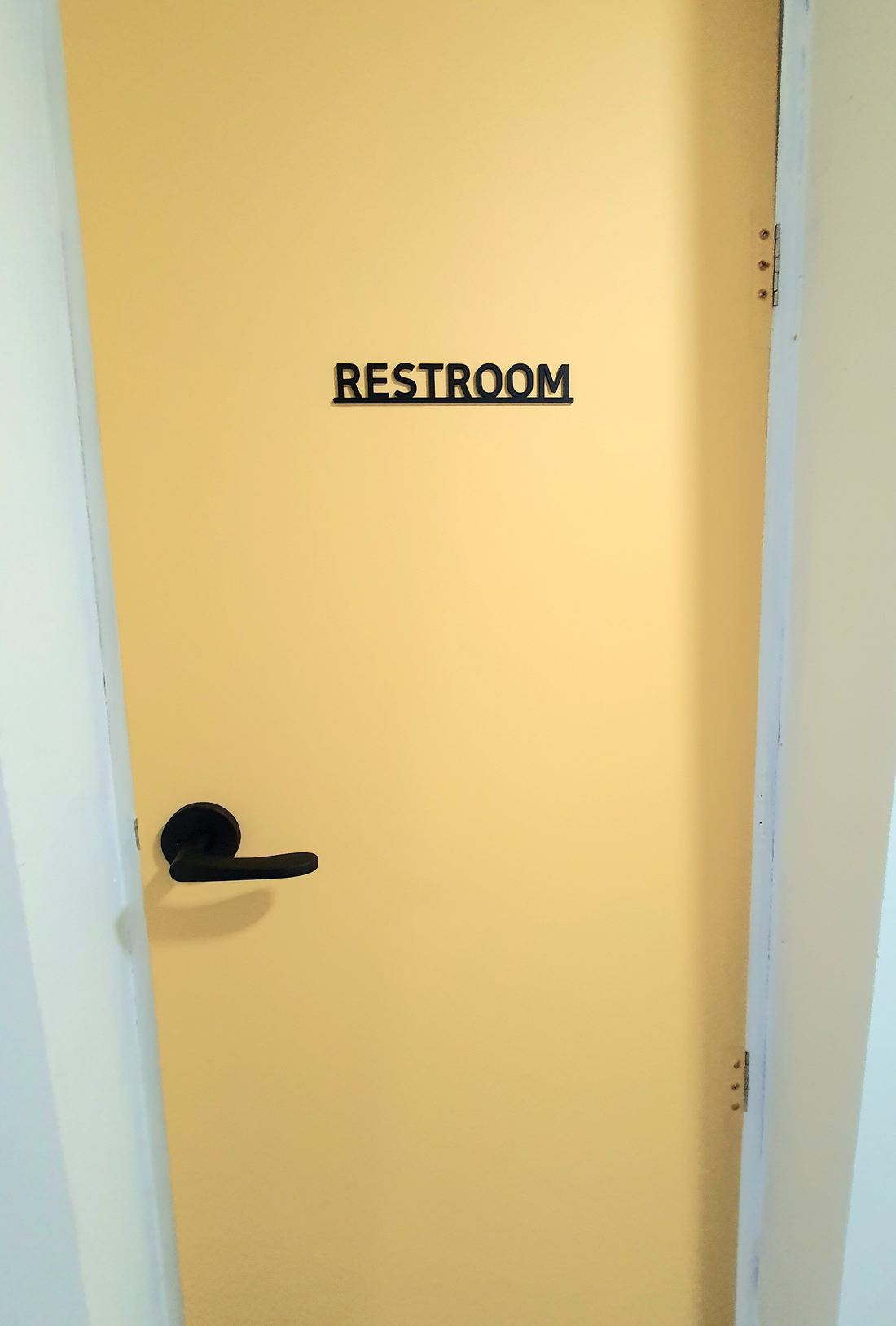 신대방 여성전용 고시원 버드나무하우스 RESTROOM 표시가 있는 노란 화장실 문